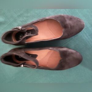 Earthies, by earth, “emery” black suede shoes with straps